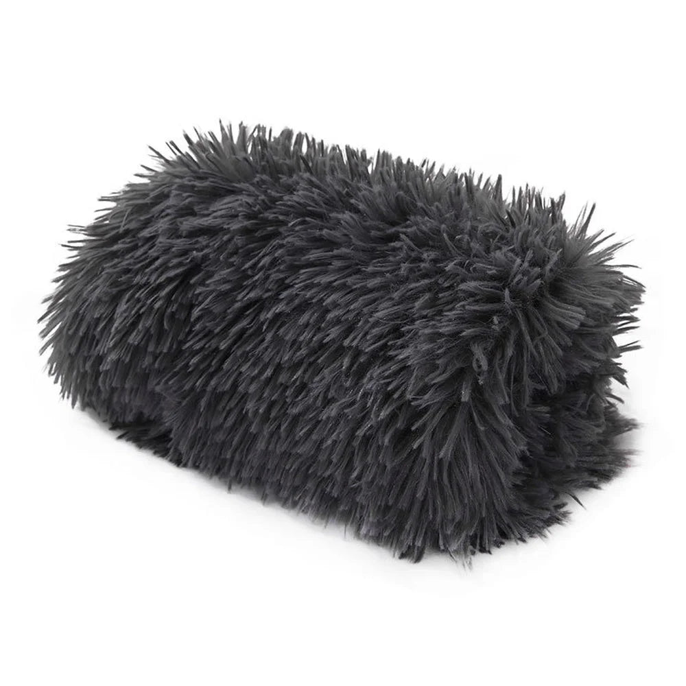 Couverture polaire pour chien posée sur un canapé