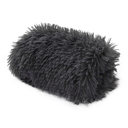 Couverture polaire pour chien posée sur un canapé