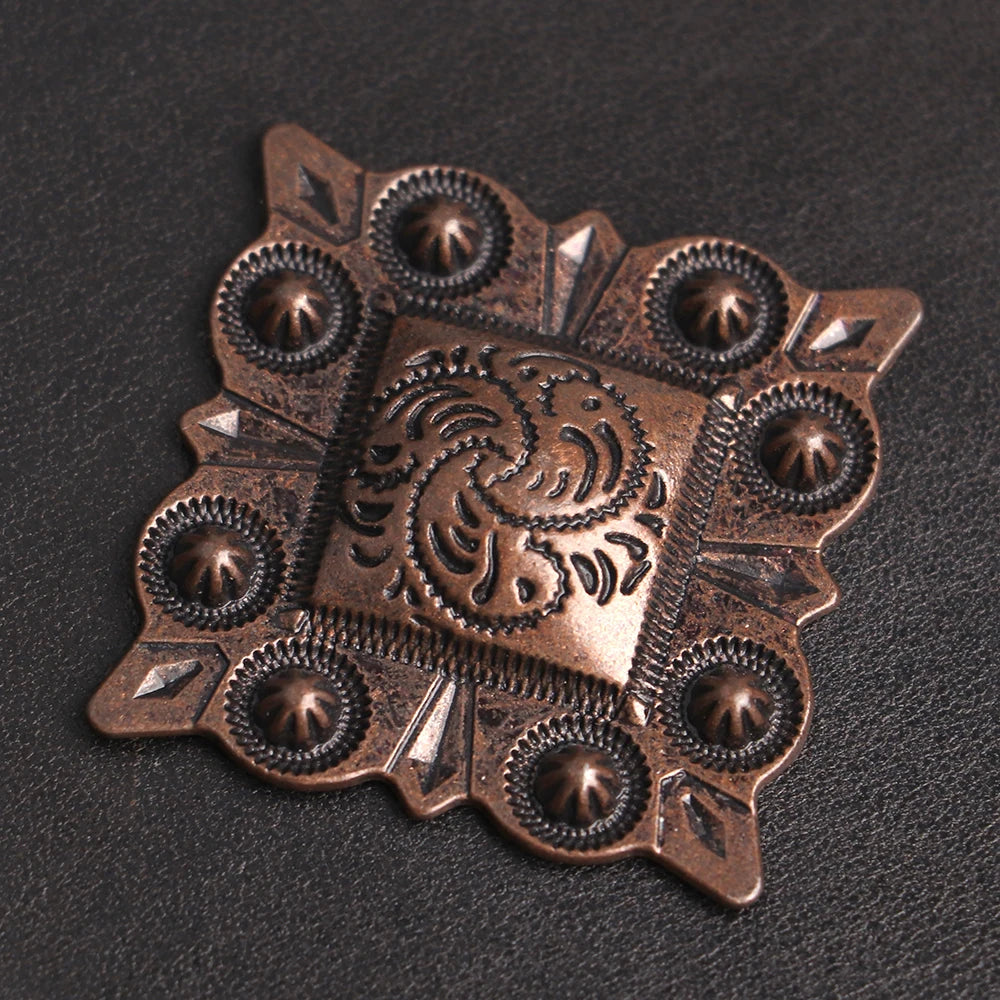 Détail du cuir et des coutures renforcées du harnais noir pour chien