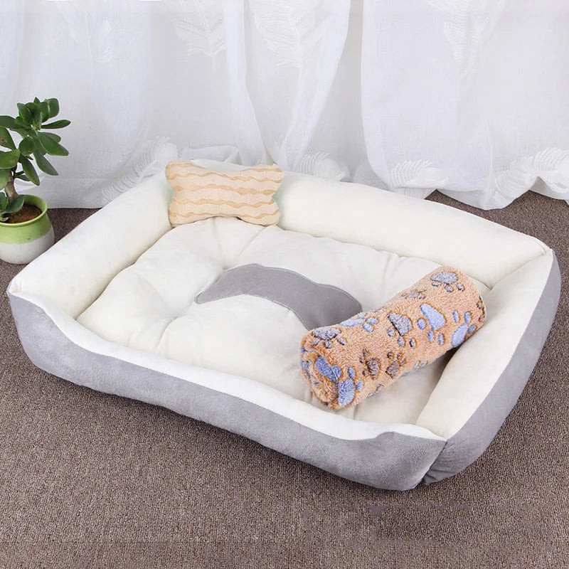 Chien couché dans le panier lavable à motif os