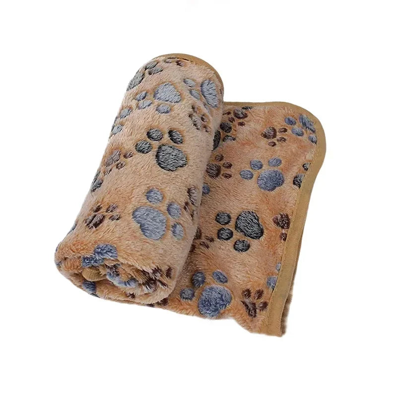 Couverture à motifs protégeant un canapé des poils de chien