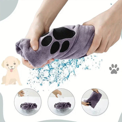 Chien séché avec la serviette microfibre après le bain