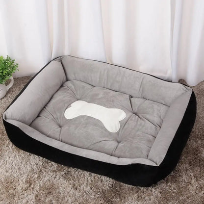 Petit chien installé dans le panier lavable à rebords