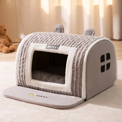 Chat installé dans la niche d'intérieur ourson