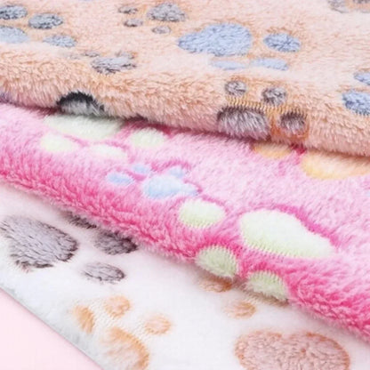 Chien installé sur la couverture à motifs douce