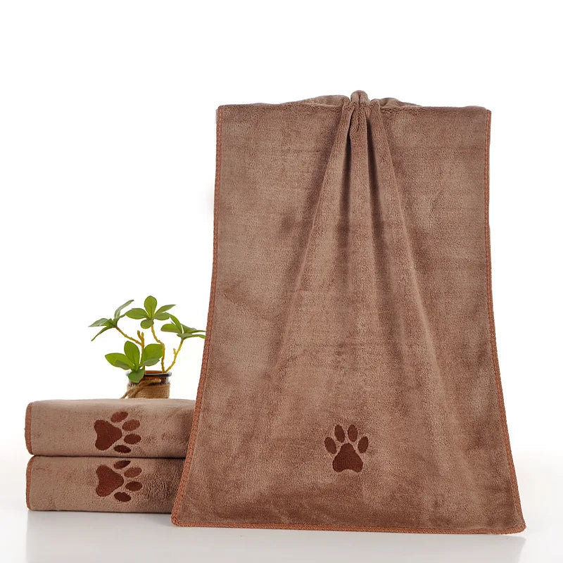 Séchage rapide des pattes du chien avec la serviette microfibre